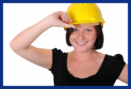 Femme avec un casque jaune